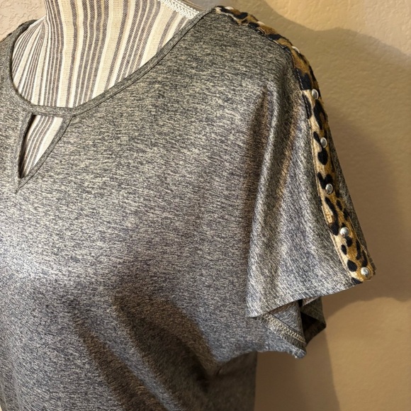 Apt. 9 Gray Brown Heathered Top with Leopard Shoulder Detail Medium Smooth - Picture 8 of 16